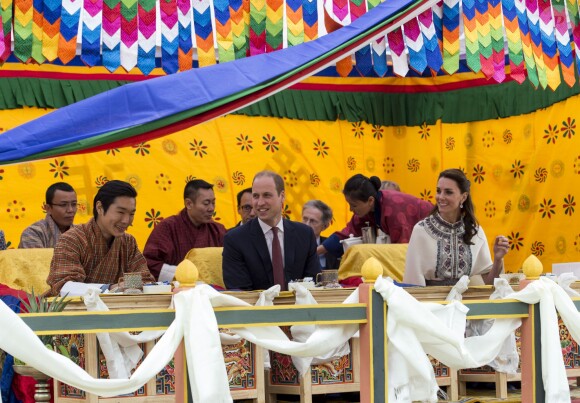 Kate Catherine Middleton, duchesse de Cambridge, s'exerce au tir à l'arc sous l'oeil amusé du prince William, duc de Cambridge, à Thimphou, à l'occasion de leur voyage officiel au Bhoutan. Le 14 avril 2016  14 April 2016. The Duke and Duchess of Cambridge arrive in Bhutan for a two-day visit. One of their engagements took them to the National Stadium where there were some games going on. Both Prince William and Catherine tried their hand at archery and dart throwing.14/04/2016 - Thimphou