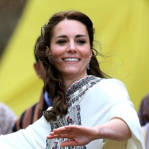 Kate Catherine Middleton, duchesse de Cambridge, s'exerce au tir à l'arc sous l'oeil amusé du prince William, duc de Cambridge, à Thimphou, à l'occasion de leur voyage officiel au Bhoutan. Le 14 avril 2016  The Duchess of Cambridge throwing a dart at an archery event in Thimphu, Bhutan, during day five of the royal tour to India and Bhutan.14/04/2016 - Thimphou