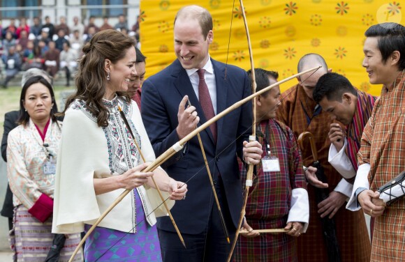 Kate Catherine Middleton, duchesse de Cambridge, s'exerce au tir à l'arc sous l'oeil amusé du prince William, duc de Cambridge, à Thimphou, à l'occasion de leur voyage officiel au Bhoutan. Le 14 avril 2016  14 April 2016. The Duke and Duchess of Cambridge arrive in Bhutan for a two-day visit. One of their engagements took them to the National Stadium where there were some games going on. Both Prince William and Catherine tried their hand at archery and dart throwing.14/04/2016 - Thimphou