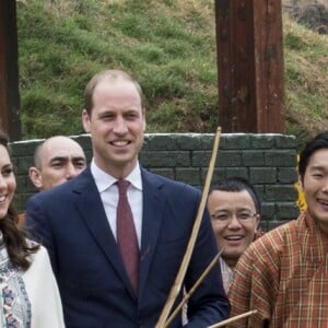 Kate Catherine Middleton, duchesse de Cambridge, s'exerce au tir à l'arc sous l'oeil amusé du prince William, duc de Cambridge, à Thimphou, à l'occasion de leur voyage officiel au Bhoutan. Le 14 avril 2016  14 April 2016. The Duke and Duchess of Cambridge arrive in Bhutan for a two-day visit. One of their engagements took them to the National Stadium where there were some games going on. Both Prince William and Catherine tried their hand at archery and dart throwing.14/04/2016 - Thimphou