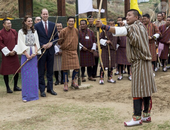 Kate Catherine Middleton, duchesse de Cambridge, s'exerce au tir à l'arc sous l'oeil amusé du prince William, duc de Cambridge, à Thimphou, à l'occasion de leur voyage officiel au Bhoutan. Le 14 avril 2016  14 April 2016. The Duke and Duchess of Cambridge arrive in Bhutan for a two-day visit. One of their engagements took them to the National Stadium where there were some games going on. Both Prince William and Catherine tried their hand at archery and dart throwing.14/04/2016 - Thimphou