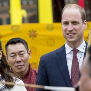 Kate Catherine Middleton, duchesse de Cambridge, s'exerce au tir à l'arc sous l'oeil amusé du prince William, duc de Cambridge, à Thimphou, à l'occasion de leur voyage officiel au Bhoutan. Le 14 avril 2016  14 April 2016. The Duke and Duchess of Cambridge arrive in Bhutan for a two-day visit. One of their engagements took them to the National Stadium where there were some games going on. Both Prince William and Catherine tried their hand at archery and dart throwing.14/04/2016 - Thimphou