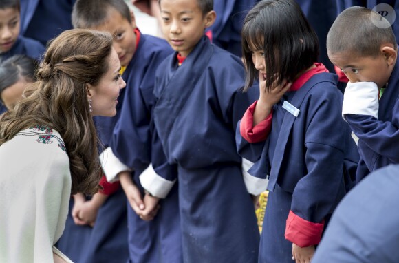 Kate Catherine Middleton, duchesse de Cambridge, s'exerce au tir à l'arc sous l'oeil amusé du prince William, duc de Cambridge, à Thimphou, à l'occasion de leur voyage officiel au Bhoutan. Le 14 avril 2016  14 April 2016. The Duke and Duchess of Cambridge arrive in Bhutan for a two-day visit. One of their engagements took them to the National Stadium where there were some games going on. Both Prince William and Catherine tried their hand at archery and dart throwing.14/04/2016 - Thimphou