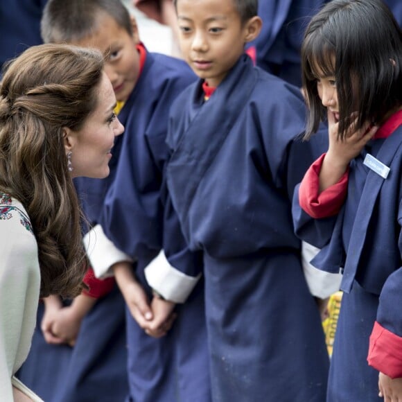 Kate Catherine Middleton, duchesse de Cambridge, s'exerce au tir à l'arc sous l'oeil amusé du prince William, duc de Cambridge, à Thimphou, à l'occasion de leur voyage officiel au Bhoutan. Le 14 avril 2016  14 April 2016. The Duke and Duchess of Cambridge arrive in Bhutan for a two-day visit. One of their engagements took them to the National Stadium where there were some games going on. Both Prince William and Catherine tried their hand at archery and dart throwing.14/04/2016 - Thimphou