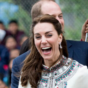 Kate Catherine Middleton, duchesse de Cambridge, s'exerce au tir à l'arc sous l'oeil amusé du prince William, duc de Cambridge, à Thimphou, à l'occasion de leur voyage officiel au Bhoutan. Le 14 avril 2016  14 April 2016. The Duke and Duchess of Cambridge arrive in Bhutan for a two-day visit. One of their engagements took them to the National Stadium where there were some games going on. Both Prince William and Catherine tried their hand at archery and dart throwing.14/04/2016 - Thimphou