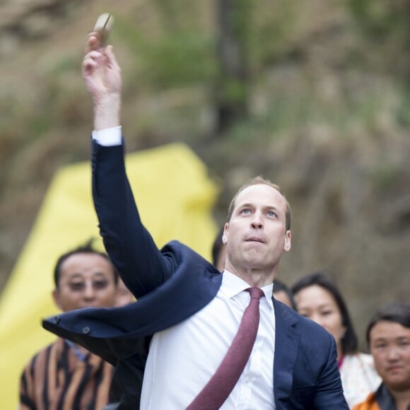 Kate Catherine Middleton, duchesse de Cambridge, s'exerce au tir à l'arc sous l'oeil amusé du prince William, duc de Cambridge, à Thimphou, à l'occasion de leur voyage officiel au Bhoutan. Le 14 avril 2016  14 April 2016. The Duke and Duchess of Cambridge arrive in Bhutan for a two-day visit. One of their engagements took them to the National Stadium where there were some games going on. Both Prince William and Catherine tried their hand at archery and dart throwing.14/04/2016 - Thimphou