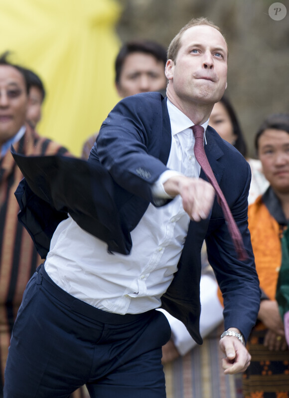 Kate Catherine Middleton, duchesse de Cambridge, s'exerce au tir à l'arc sous l'oeil amusé du prince William, duc de Cambridge, à Thimphou, à l'occasion de leur voyage officiel au Bhoutan. Le 14 avril 2016  14 April 2016. The Duke and Duchess of Cambridge arrive in Bhutan for a two-day visit. One of their engagements took them to the National Stadium where there were some games going on. Both Prince William and Catherine tried their hand at archery and dart throwing.14/04/2016 - Thimphou