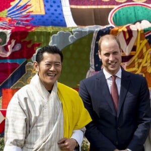 Le prince William, duc de Cambridge, et Kate Catherine Middleton, duchesse de Cambridge, arrivent à la cérémonie de bienvenue au monastère Tashichhodzong à Thimphu, à l'occasion de leur voyage au Bhoutan. Le couple princier sera reçu en audience privée par le roi Jigme Khesar Namgyel Wangchuck et la reine Jetsun Pema. Le 14 avril 2016  14 April 2016. Prince William, Duke of Cambridge and Catherine, Duchess of Cambridge with King Jigme Khesar Namgyel Wangchuck and Queen Jetsun Pem attend a ceremonial welcome and Audience at TashichhoDzong in Thimphu, Bhutan. 14 April 2016.14/04/2016 - Thimphou