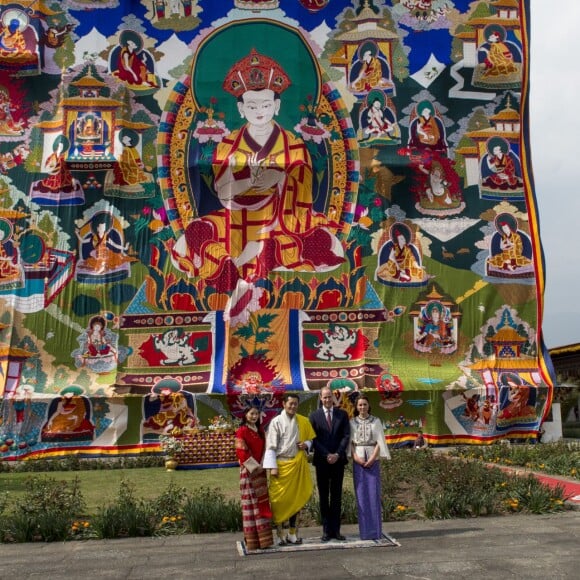 Le prince William, duc de Cambridge, et Kate Catherine Middleton, duchesse de Cambridge, arrivent à la cérémonie de bienvenue au monastère Tashichhodzong à Thimphu, à l'occasion de leur voyage au Bhoutan. Le couple princier sera reçu en audience privée par le roi Jigme Khesar Namgyel Wangchuck et la reine Jetsun Pema. Le 14 avril 2016  14 April 2016. Prince William, Duke of Cambridge and Catherine, Duchess of Cambridge with King Jigme Khesar Namgyel Wangchuck and Queen Jetsun Pem attend a ceremonial welcome and Audience at TashichhoDzong in Thimphu, Bhutan. 14 April 2016.14/04/2016 - Thimphou