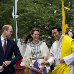 Le prince William, duc de Cambridge, et Kate Catherine Middleton, duchesse de Cambridge, arrivent à la cérémonie de bienvenue au monastère Tashichhodzong à Thimphu, à l'occasion de leur voyage au Bhoutan. Le couple princier sera reçu en audience privée par le roi Jigme Khesar Namgyel Wangchuck et la reine Jetsun Pema. Le 14 avril 2016  14 April 2016. Prince William, Duke of Cambridge and Catherine, Duchess of Cambridge with King Jigme Khesar Namgyel Wangchuck and Queen Jetsun Pem attend a ceremonial welcome and Audience at TashichhoDzong in Thimphu, Bhutan. 14 April 2016.14/04/2016 - Thimphou