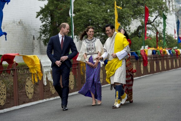 Le prince William, duc de Cambridge, et Kate Catherine Middleton, duchesse de Cambridge, arrivent à la cérémonie de bienvenue au monastère Tashichhodzong à Thimphu, à l'occasion de leur voyage au Bhoutan. Le couple princier sera reçu en audience privée par le roi Jigme Khesar Namgyel Wangchuck et la reine Jetsun Pema. Le 14 avril 2016  14 April 2016. Prince William, Duke of Cambridge and Catherine, Duchess of Cambridge with King Jigme Khesar Namgyel Wangchuck and Queen Jetsun Pem attend a ceremonial welcome and Audience at TashichhoDzong in Thimphu, Bhutan. 14 April 2016.14/04/2016 - Thimphou