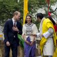 Le prince William, duc de Cambridge, et Kate Catherine Middleton, duchesse de Cambridge, arrivent à la cérémonie de bienvenue au monastère Tashichhodzong à Thimphu, à l'occasion de leur voyage au Bhoutan. Le couple princier sera reçu en audience privée par le roi Jigme Khesar Namgyel Wangchuck et la reine Jetsun Pema. Le 14 avril 2016  14 April 2016. Prince William, Duke of Cambridge and Catherine, Duchess of Cambridge with King Jigme Khesar Namgyel Wangchuck and Queen Jetsun Pem attend a ceremonial welcome and Audience at TashichhoDzong in Thimphu, Bhutan. 14 April 2016.14/04/2016 - Thimphou