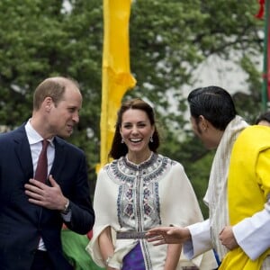 Le prince William, duc de Cambridge, et Kate Catherine Middleton, duchesse de Cambridge, arrivent à la cérémonie de bienvenue au monastère Tashichhodzong à Thimphu, à l'occasion de leur voyage au Bhoutan. Le couple princier sera reçu en audience privée par le roi Jigme Khesar Namgyel Wangchuck et la reine Jetsun Pema. Le 14 avril 2016  14 April 2016. Prince William, Duke of Cambridge and Catherine, Duchess of Cambridge with King Jigme Khesar Namgyel Wangchuck and Queen Jetsun Pem attend a ceremonial welcome and Audience at TashichhoDzong in Thimphu, Bhutan. 14 April 2016.14/04/2016 - Thimphou