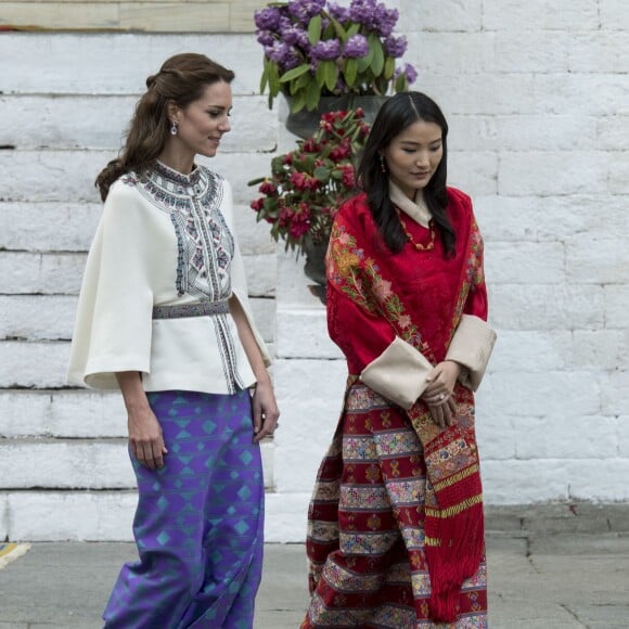 Le prince William, duc de Cambridge, et Kate Catherine Middleton, duchesse de Cambridge, arrivent à la cérémonie de bienvenue au monastère Tashichhodzong à Thimphu, à l'occasion de leur voyage au Bhoutan. Le couple princier sera reçu en audience privée par le roi Jigme Khesar Namgyel Wangchuck et la reine Jetsun Pema. Le 14 avril 2016  14 April 2016. Prince William, Duke of Cambridge and Catherine, Duchess of Cambridge with King Jigme Khesar Namgyel Wangchuck and Queen Jetsun Pem attend a ceremonial welcome and Audience at TashichhoDzong in Thimphu, Bhutan. 14 April 2016.14/04/2016 - Thimphou