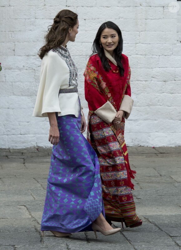 Le prince William, duc de Cambridge, et Kate Catherine Middleton, duchesse de Cambridge, arrivent à la cérémonie de bienvenue au monastère Tashichhodzong à Thimphu, à l'occasion de leur voyage au Bhoutan. Le couple princier sera reçu en audience privée par le roi Jigme Khesar Namgyel Wangchuck et la reine Jetsun Pema. Le 14 avril 2016  14 April 2016. Prince William, Duke of Cambridge and Catherine, Duchess of Cambridge with King Jigme Khesar Namgyel Wangchuck and Queen Jetsun Pem attend a ceremonial welcome and Audience at TashichhoDzong in Thimphu, Bhutan. 14 April 2016.14/04/2016 - Thimphou