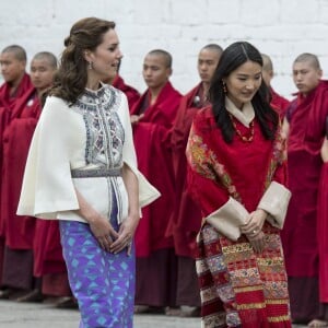 Le prince William, duc de Cambridge, et Kate Catherine Middleton, duchesse de Cambridge, arrivent à la cérémonie de bienvenue au monastère Tashichhodzong à Thimphu, à l'occasion de leur voyage au Bhoutan. Le couple princier sera reçu en audience privée par le roi Jigme Khesar Namgyel Wangchuck et la reine Jetsun Pema. Le 14 avril 2016  14 April 2016. Prince William, Duke of Cambridge and Catherine, Duchess of Cambridge with King Jigme Khesar Namgyel Wangchuck and Queen Jetsun Pem attend a ceremonial welcome and Audience at TashichhoDzong in Thimphu, Bhutan. 14 April 2016.14/04/2016 - Thimphou