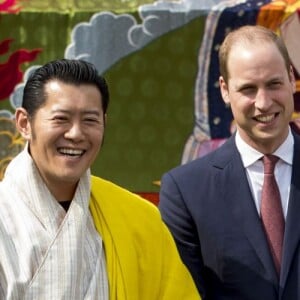 Le roi Jigme Khesar et la reine Jetsun Pema du Bhoutan accueillent le prince William, duc de Cambridge, et Kate Middleton, duchesse de Cambridge, lors de la cérémonie de bienvenue au monastère Tashichhodzong à Thimphu, à l'occasion de leur voyage au Bhoutan, le 14 avril 2016