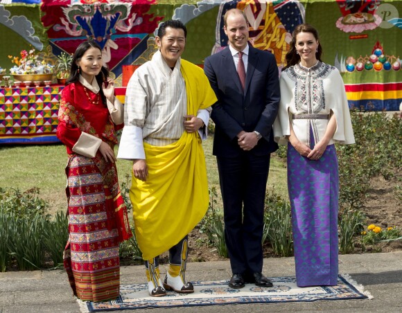 Le roi Jigme Khesar et la reine Jetsun Pema du Bhoutan accueillent le prince William, duc de Cambridge, et Kate Middleton, duchesse de Cambridge, lors de la cérémonie de bienvenue au monastère Tashichhodzong à Thimphu, à l'occasion de leur voyage au Bhoutan, le 14 avril 2016