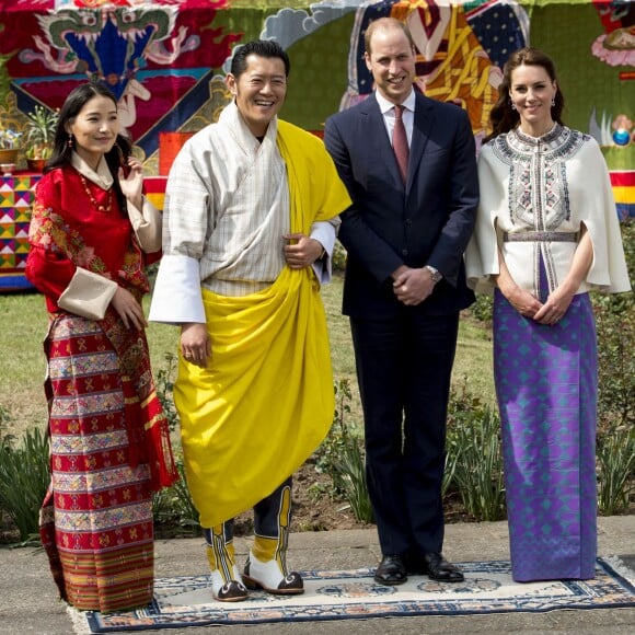 Le roi Jigme Khesar et la reine Jetsun Pema du Bhoutan accueillent le prince William, duc de Cambridge, et Kate Middleton, duchesse de Cambridge, lors de la cérémonie de bienvenue au monastère Tashichhodzong à Thimphu, à l'occasion de leur voyage au Bhoutan, le 14 avril 2016