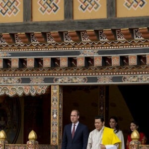 Le prince William, duc de Cambridge, et Kate Catherine Middleton, duchesse de Cambridge, arrivent à la cérémonie de bienvenue au monastère Tashichhodzong à Thimphu, à l'occasion de leur voyage au Bhoutan. Le couple princier sera reçu en audience privée par le roi Jigme Khesar Namgyel Wangchuck et la reine Jetsun Pema. Le 14 avril 2016  14 April 2016. Prince William, Duke of Cambridge and Catherine, Duchess of Cambridge with King Jigme Khesar Namgyel Wangchuck and Queen Jetsun Pem attend a ceremonial welcome and Audience at TashichhoDzong in Thimphu, Bhutan. 14 April 2016.14/04/2016 - Thimphou