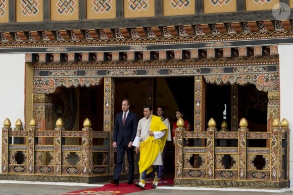 Le prince William, duc de Cambridge, et Kate Catherine Middleton, duchesse de Cambridge, arrivent à la cérémonie de bienvenue au monastère Tashichhodzong à Thimphu, à l'occasion de leur voyage au Bhoutan. Le couple princier sera reçu en audience privée par le roi Jigme Khesar Namgyel Wangchuck et la reine Jetsun Pema. Le 14 avril 2016  14 April 2016. Prince William, Duke of Cambridge and Catherine, Duchess of Cambridge with King Jigme Khesar Namgyel Wangchuck and Queen Jetsun Pem attend a ceremonial welcome and Audience at TashichhoDzong in Thimphu, Bhutan. 14 April 2016.14/04/2016 - Thimphou