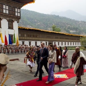 Le prince William, duc de Cambridge, et Kate Catherine Middleton, duchesse de Cambridge, arrivent à la cérémonie de bienvenue au monastère Tashichhodzong à Thimphu, à l'occasion de leur voyage au Bhoutan. Le couple princier sera reçu en audience privée par le roi Jigme Khesar Namgyel Wangchuck et la reine Jetsun Pema. Le 14 avril 2016  14 April 2016. Prince William, Duke of Cambridge and Catherine, Duchess of Cambridge with King Jigme Khesar Namgyel Wangchuck and Queen Jetsun Pem attend a ceremonial welcome and Audience at TashichhoDzong in Thimphu, Bhutan. 14 April 2016.14/04/2016 - Thimphou