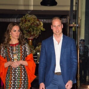 Kate Middleton (en robe Tory Burch) et le prince William quittent l'hôtel Taj Tashi à Thimphu pour se rendre au dîner privé avec le roi Jigme Khesar Namgyel Wangchuck et la reine Jetsun Pema, au palais Lingkana à Paro le 14 avril 2016 au Bhoutan