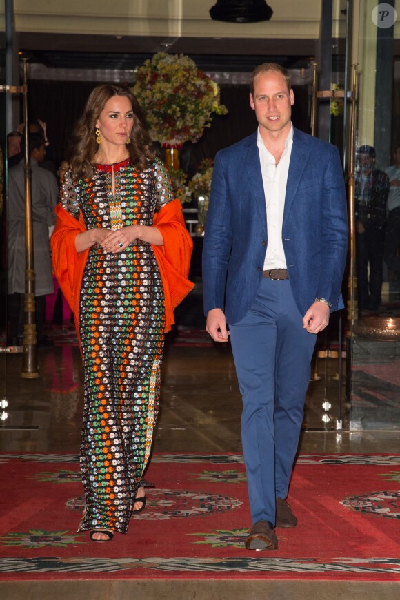 Kate Middleton (en robe Tory Burch) et le prince William quittent l'hôtel Taj Tashi à Thimphu pour se rendre au dîner privé avec le roi Jigme Khesar Namgyel Wangchuck et la reine Jetsun Pema, au palais Lingkana à Paro le 14 avril 2016 au Bhoutan