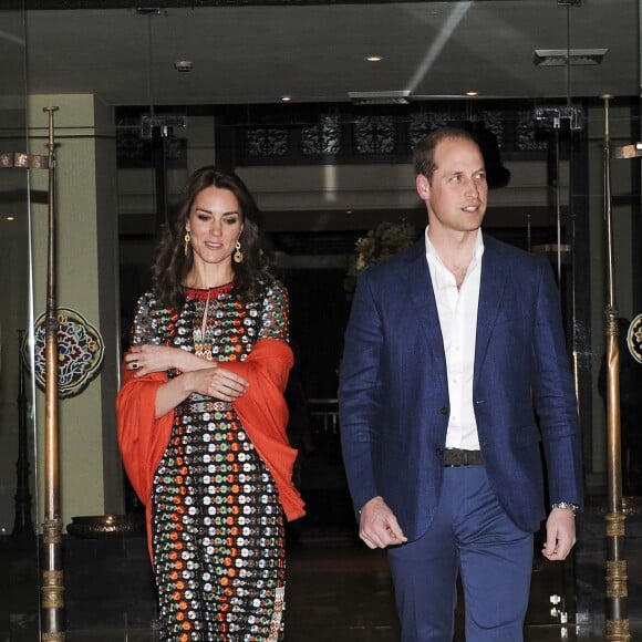 Le prince William, duc de Cambridge, et Kate Catherine Middleton, duchesse de Cambridge, quittent l'hôtel Taj Tashi à Thimphou, pour se rendre au dîner privé avec le roi Jigme Khesar Namgyel Wangchuck et la reine Jetsun Pema, au palais Lingkana à Paro. Le 14 avril 2016  13th April 2016 Thimphu Bhutan Britain's Prince William and Catherine, Duchess of Cambridge, attend a private dinner with Their Majesties The King and Queen of Bhutan.14/04/2016 - 