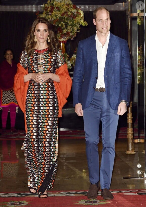 Kate Middleton au côté du prince William lors de leur sortie de l'hôtel Taj Tashi à Thimphou, au Bhoutan, le 14 avril 2016