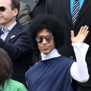 Le chanteur Prince assiste au match entre Rafael Nadal et Dusan Lajovic lors des Internationaux de France de tennis de Roland Garros à Paris, le 2 juin 2014.