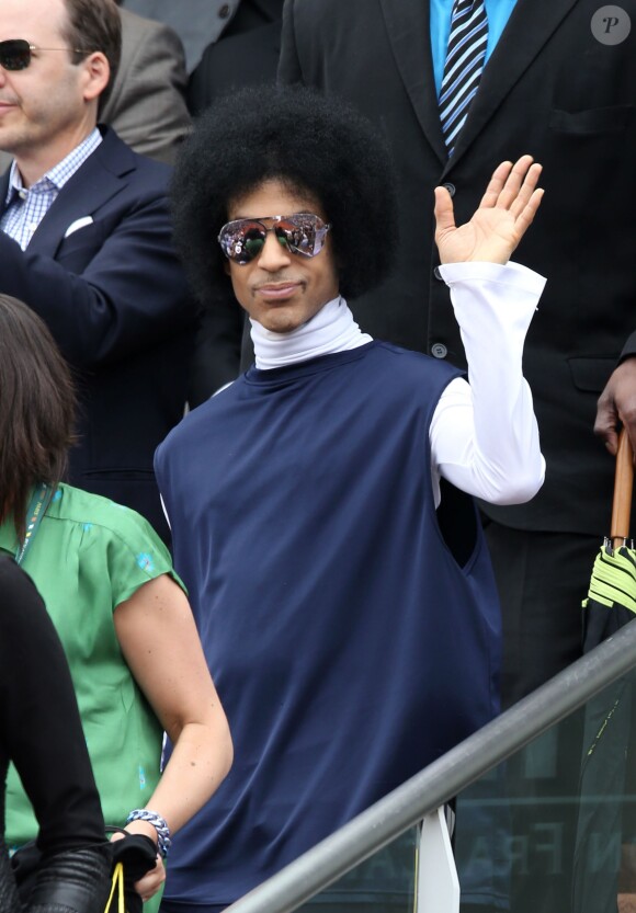 Le chanteur Prince assiste au match entre Rafael Nadal et Dusan Lajovic lors des Internationaux de France de tennis de Roland Garros à Paris, le 2 juin 2014.