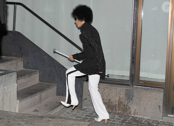 Le chanteur Prince va diner au cafe Opera a Stockholm en Suede le 4 août 2013