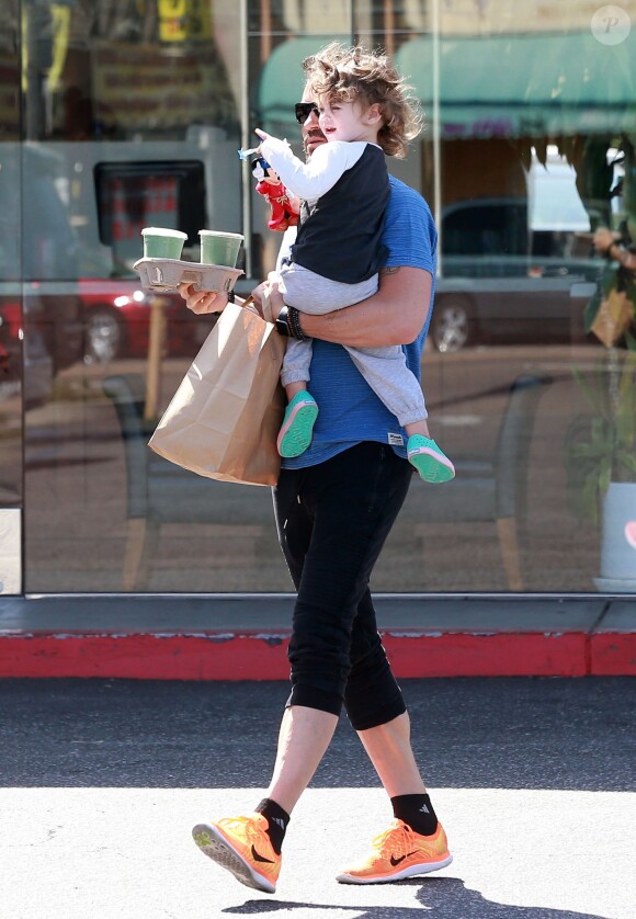 Exclusif - Megan Fox se rend à son cours de gym alors que son mari Brian Austin Green emmène leur fils Bodhi boire un jus de fruit à Santa Monica. Il s'est garé sur une place handicapée! Le 15 mars 2016