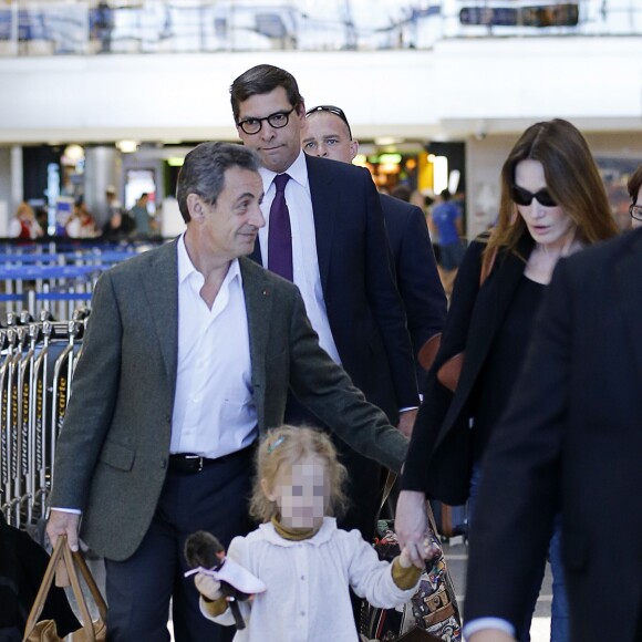 Exclusif - Carla Bruni, son mari Nicolas Sarkozy et leur fille Giulia arrivent à l'aéroport LAX de Los Angeles pour les vacances de Pâques. Carla profitera des vacances pour enregistrer son nouvel album.