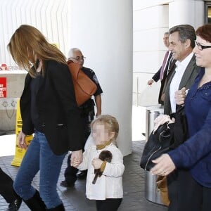 Exclusif - Carla Bruni, son mari Nicolas Sarkozy et leur fille Giulia arrivent à l'aéroport LAX de Los Angeles pour les vacances de Pâques. Carla profitera des vacances pour enregistrer son nouvel album.