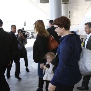 Exclusif - Carla Bruni, son mari Nicolas Sarkozy et leur fille Giulia arrivent à l'aéroport LAX de Los Angeles pour les vacances de Pâques. Carla profitera des vacances pour enregistrer son nouvel album.