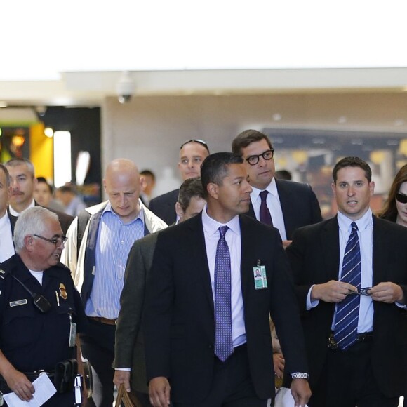 Exclusif - Carla Bruni, son mari Nicolas Sarkozy et leur fille Giulia arrivent à l'aéroport LAX de Los Angeles pour les vacances de Pâques. Carla profitera des vacances pour enregistrer son nouvel album.