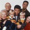 Les acteurs de la série "Tout le monde aime Raymond" avec Doris Roberts, Peter Boyle, Ray Romano, Brad Garrett, Patricia Heaton, Madylin Sweeten, Sawyer Sweeten et Sullivan Sweeten.