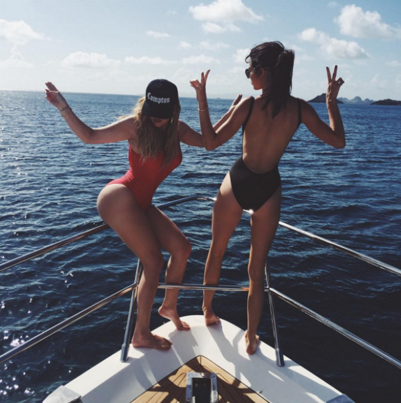 Photo de Khloé Kardashian et Kendall Jenner publiée le 19 août 2015.