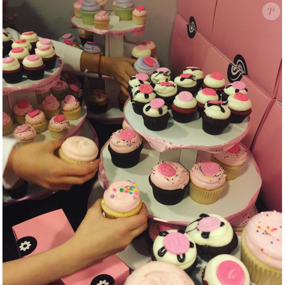 Katie Holmes a organisé l'anniversaire de sa fille Suri Cruise qui fête ses 10 ans. Elle lui a commandé des cupcakes de chez Georgetown Cupcake lors d'une soirée dans un des établissements de la chaîne de restauration Dave & Bursters. Photo publiée sur Instagram, le 17 avril 2016.