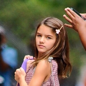 Suri Cruise, la fille de Tom Cruise et Katie Holmes, rentre à la maison après un rendez-vous avec ses amies à New York le 27 juillet 2015. Son père, Tom Cruise, était à New York aujourd'hui pour la promotion de Mission Impossible Rogue Nation.