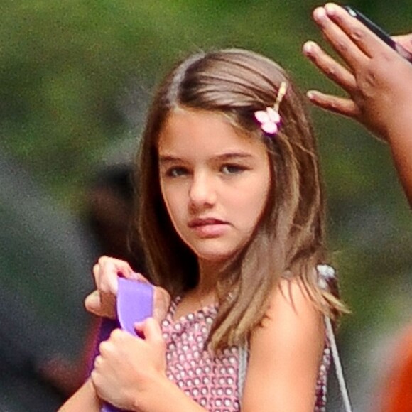 Suri Cruise, la fille de Tom Cruise et Katie Holmes, rentre à la maison après un rendez-vous avec ses amies à New York le 27 juillet 2015.
