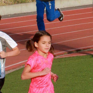 Exclusif - Suri Cruise fait de l'athlétisme à Los Angeles. A 9 ans, la fille de Katie Holmes et Tom Cruise est très sportive. Le 8 avril 2015