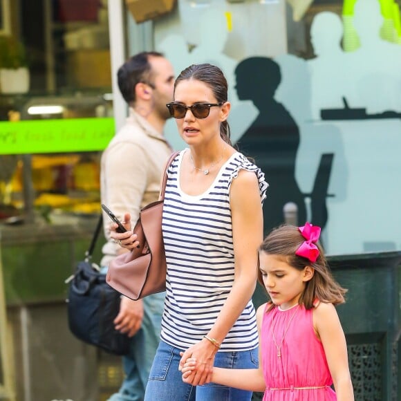 Katie Holmes et sa fille Suri Cruise dans les rues de New York, le 19 avril 2016. Suri fête ses 10 ans aujourd'hui.