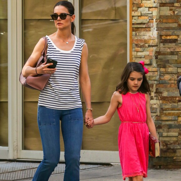 Katie Holmes et sa fille Suri Cruise dans les rues de New York, le 19 avril 2016. Suri fête ses 10 ans aujourd'hui.