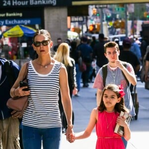 Katie Holmes et sa fille Suri Cruise dans les rues de New York, le 19 avril 2016. Suri fête ses 10 ans aujourd'hui.