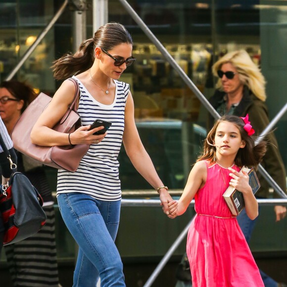 Katie Holmes et sa fille Suri Cruise dans les rues de New York, le 19 avril 2016. Suri fête ses 10 ans aujourd'hui.