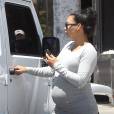 Naya Rivera enceinte fait du shopping dans les rues de Beverly Hills, le 10 juillet 2015