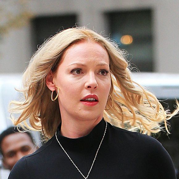 Katherine Heigl se change dans la rue pour le tournage de "Doubt" à New York le 14 octobre 2015.